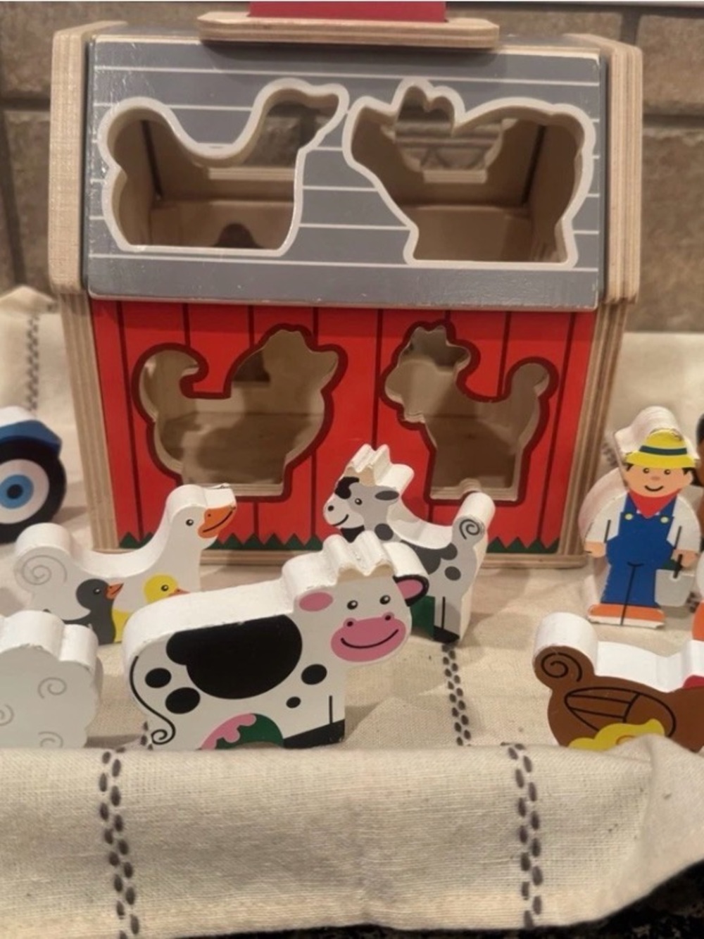 Melissa&DougWooden Sorting Barn Flip-Up Roof and Handle. 10  Pieces. Complete!